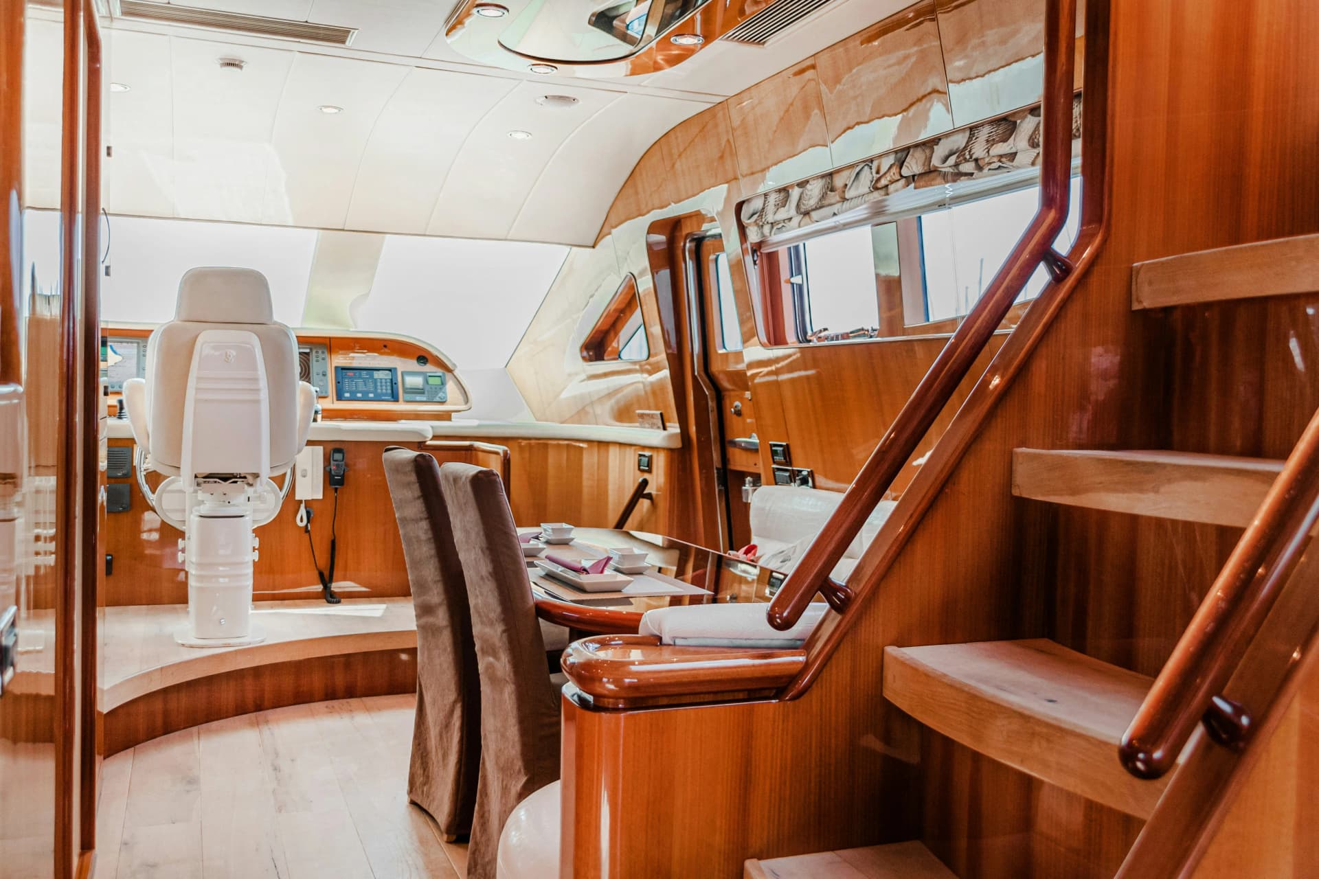 yatch-inside.webp